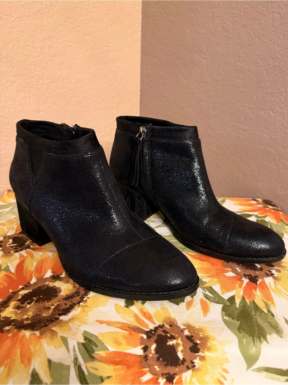 TOMS Loren Black Crackle Shimmer Ankle Booties Sz 8.5 Pre-Owned Excellent